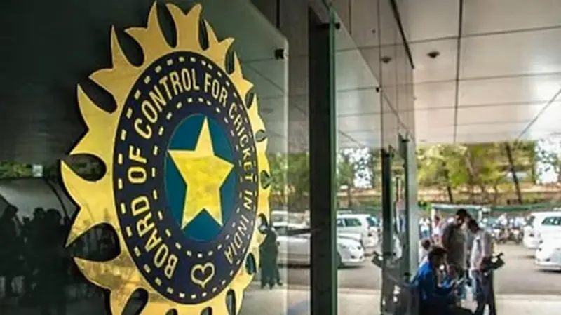 আইপিএল ম্যাচের আগে পাহালগাম সন্ত্রাসবাদী হামলায় নিহতদের প্রতি শ্রদ্ধা জানায়